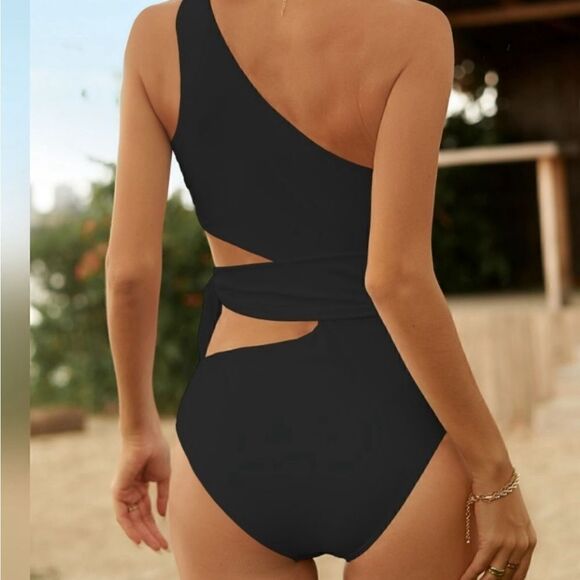 1 Black and 1 White mocktini swimsuit. Size XL - Picture 2 of 3